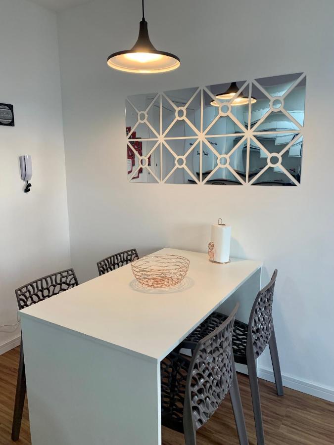 Apartamento 707- Encantador, Amplo E Decorado, Quarto, Sala, Cozinha, Mobiliario Moderno, Cozinha Completa Com Utensilios , Excelente Vista Da E Localizacao Privelegiada No Bairro Bigorrilho *